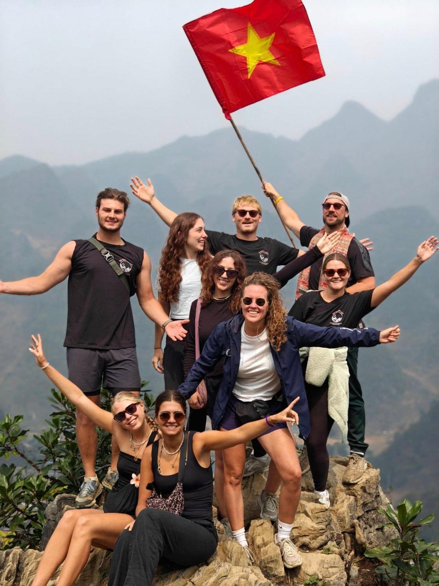 Felila Hostel & Tours Ha Giang Buitenkant foto
